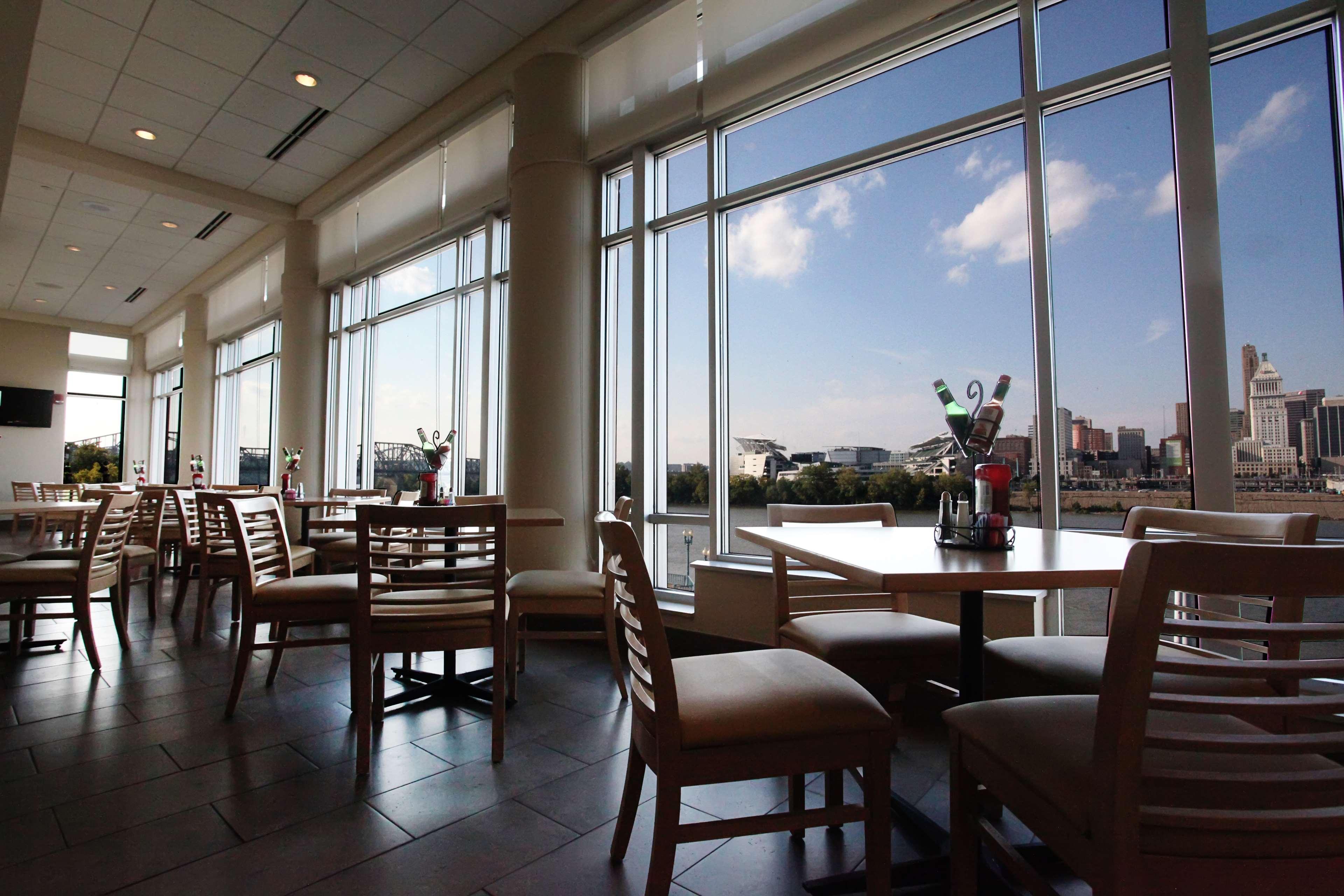 Embassy Suites Cincinnati - Rivercenter Covington Restaurang bild